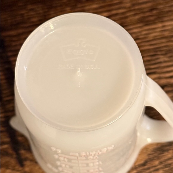 Elegant White Measuring Jug - Picture 2 of 3